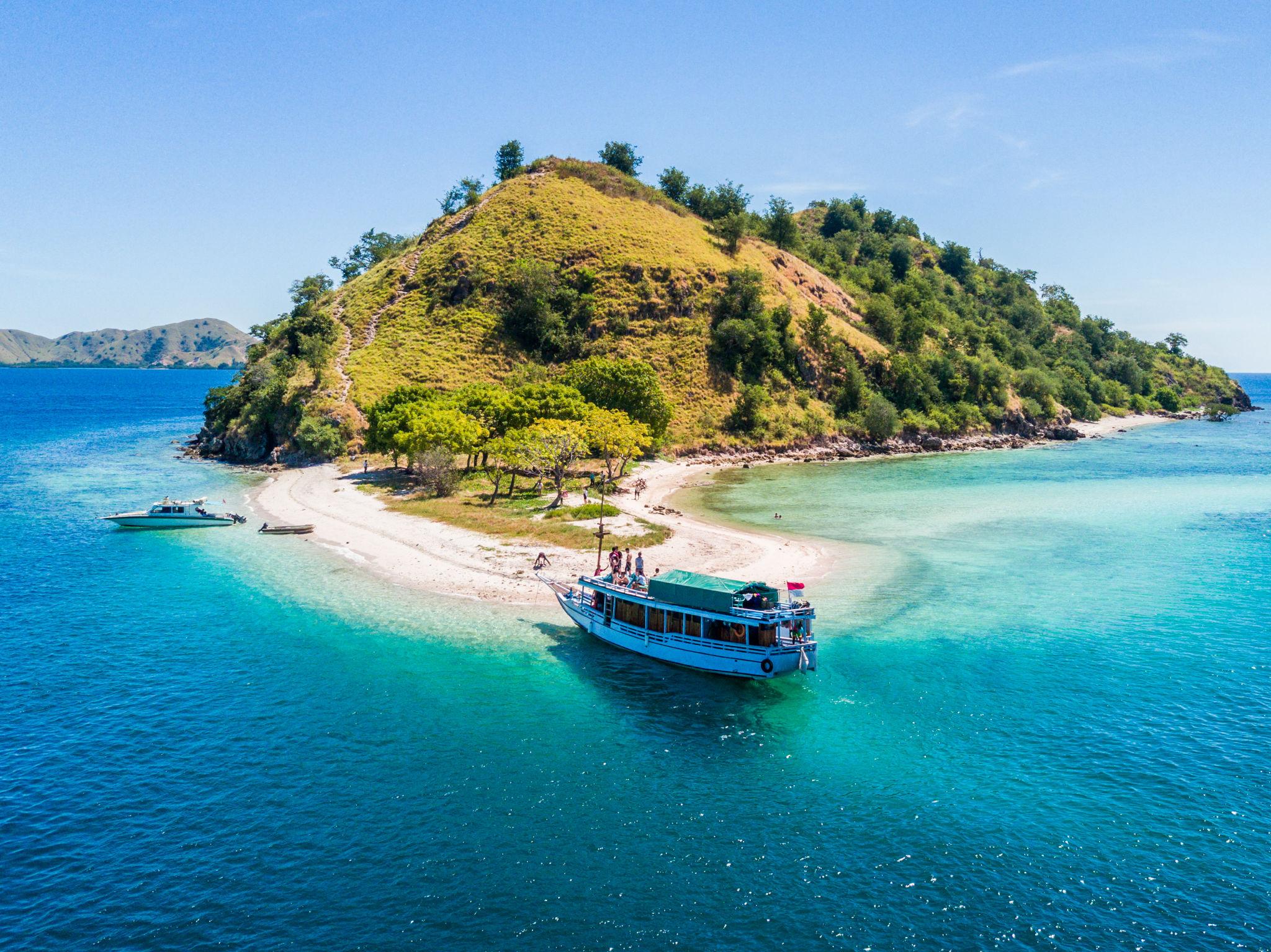 White sand beach and turquoise water at Kelor Island